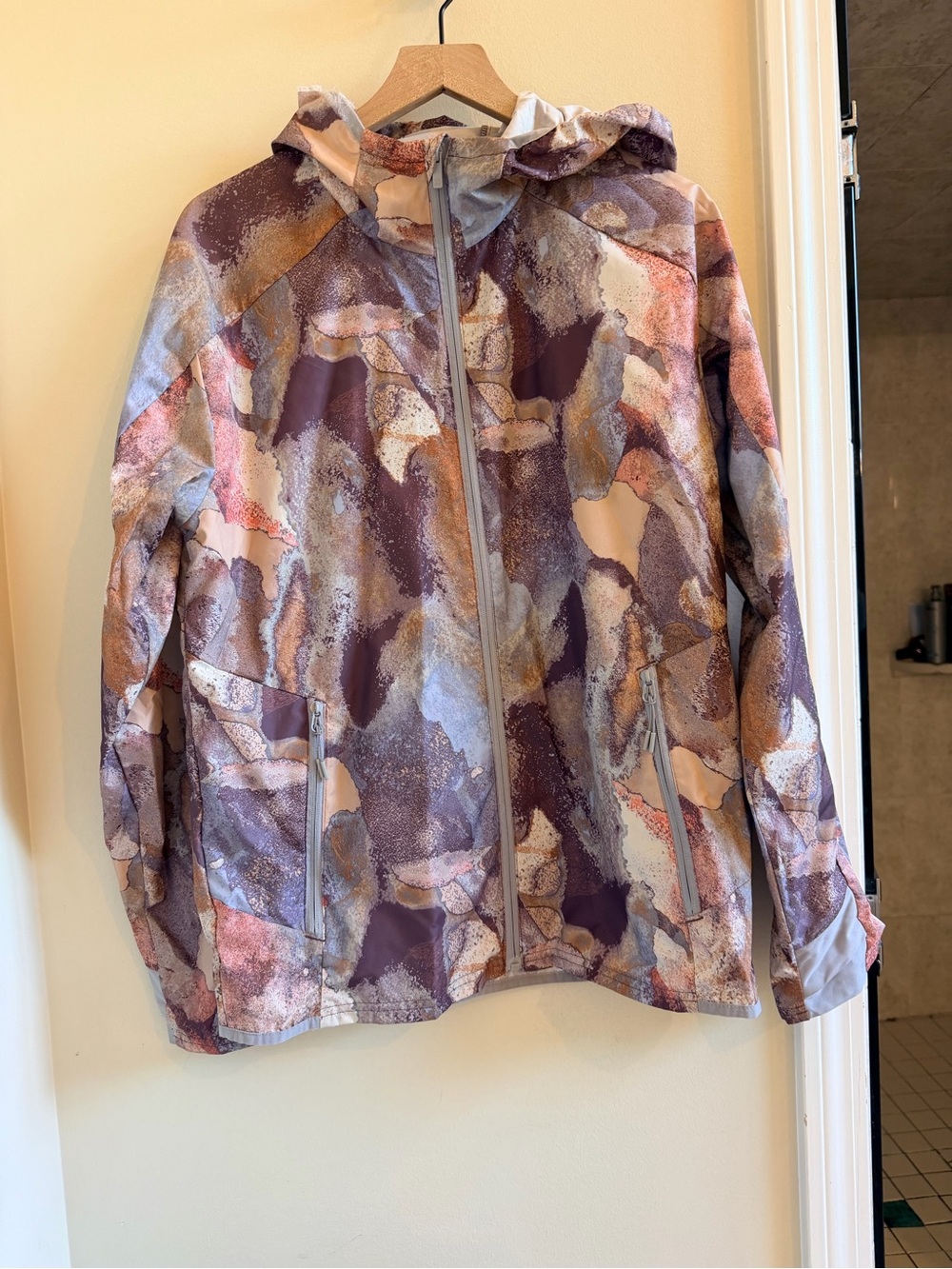Men’s medium all in motion windbreaker running jacket